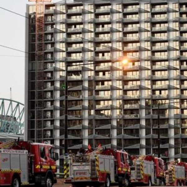 Danh sách rủi ro của tòa nhà chung cư có tấm ốp dễ cháy ngày càng tăng ở Melbourne