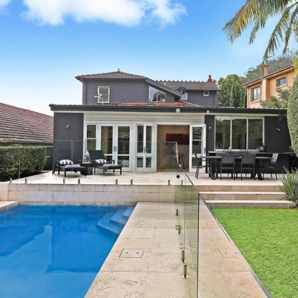 Edward Eason, giám đốc điều hành của Commonwealth Bank, bán hàng ở Bellevue Hill