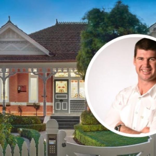 Jonathan Brown: Người dẫn chương trình radio Nova và huyền thoại Brisbane bán tấm lót gia đình Camberwell ra thị trường