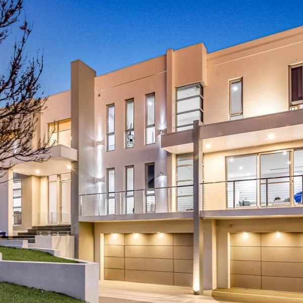 Khu căn hộ Palatial Bella Vista với rạp hát và bốn gara ô tô khiến người mua phải điên cuồng