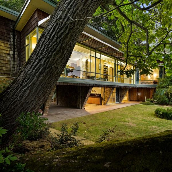 Ngôi nhà giữa thế kỷ Buckland như ‘Fallingwater’ được bán