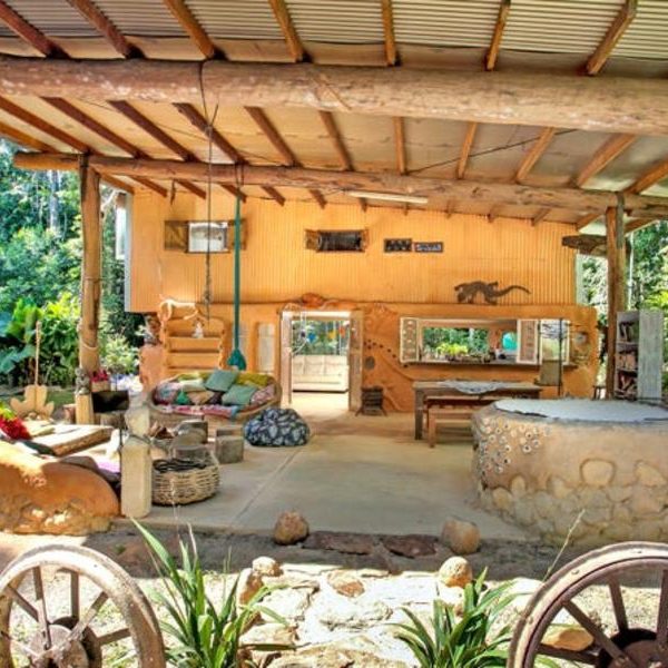 Ngôi nhà kiểu container Flintstones ngoài lưới là bất động sản hot nhất ở QLD