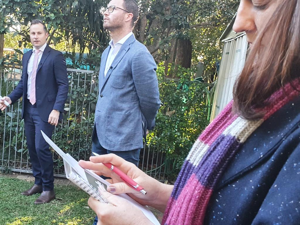 Người bán ở Brisbane đóng gói vào thứ Tư, chuyển đi vào thứ Năm trong một chuyến đi điên cuồng cho bờ biển