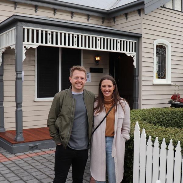 Những người mua trẻ tuổi sà vào những ngôi nhà ở Geelong West trong các cuộc đấu giá nóng