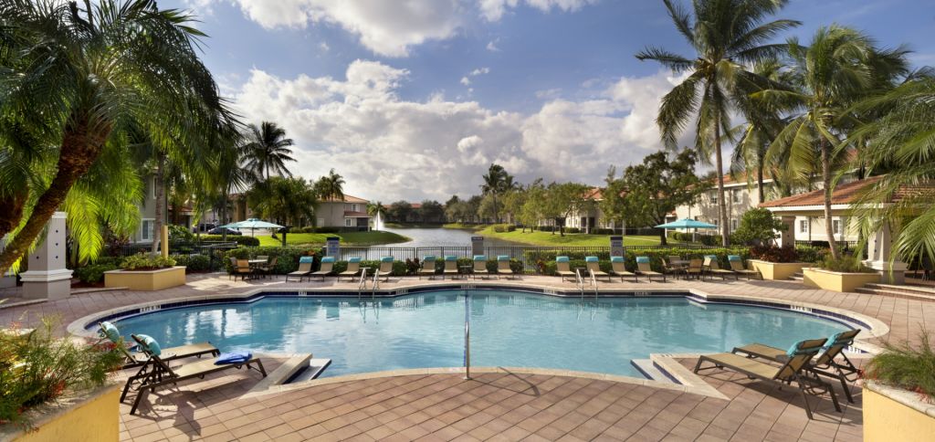 Hồ bơi Doral Camden Sàn hồ bơi