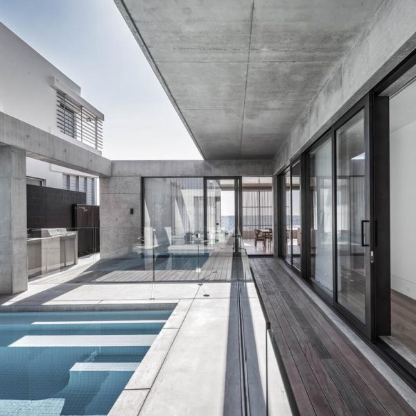 Thỏa thuận trị giá 15,6 triệu đô la được ký kết cho ngôi nhà bên bờ biển Hedges Avenue