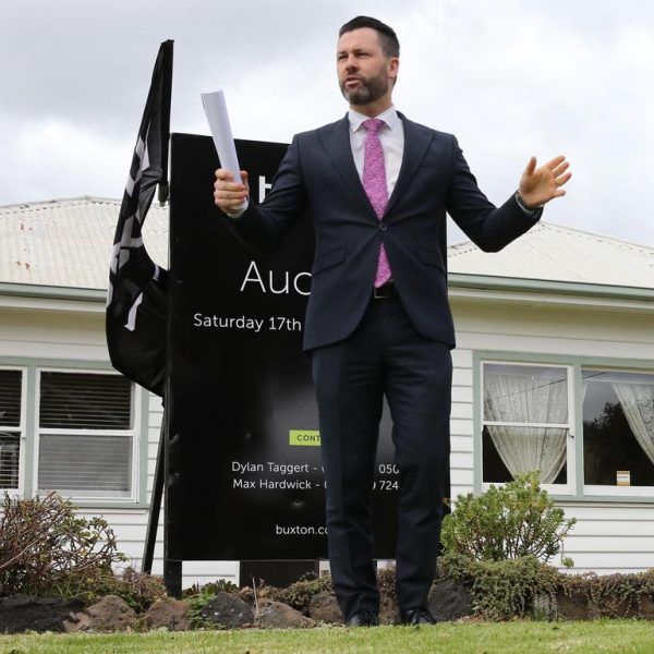 Geelong West knockdown bán được 100K đô la so với tỷ lệ cược trong cuộc đấu giá
