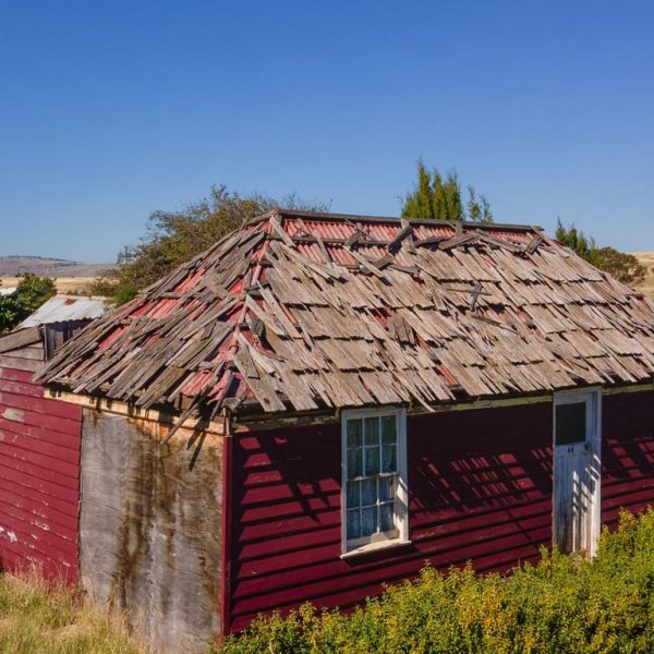 Ramshackle Black Hut thách thức của một nhà cải tạo