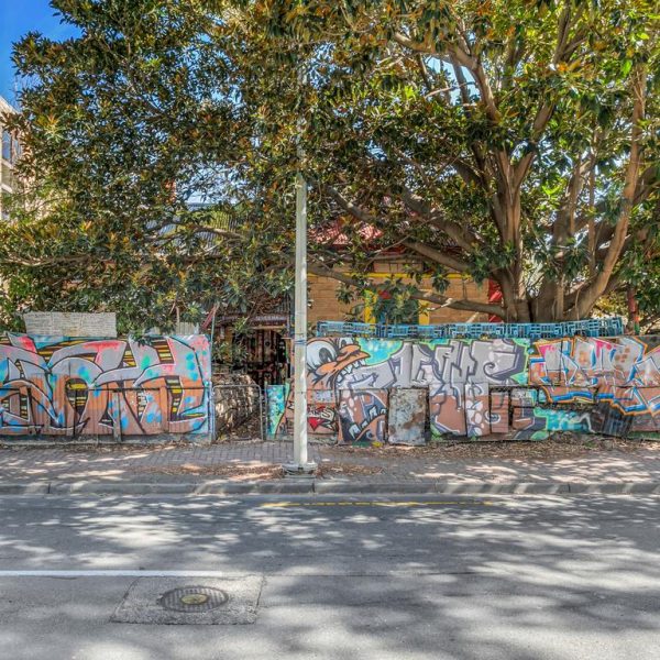 Royce Wells ‘Eastwood home’ House of Psychedelia ‘để bán