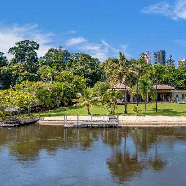 Thuyền trưởng siêu du thuyền bán tài sản của gia đình ở Broadbeach