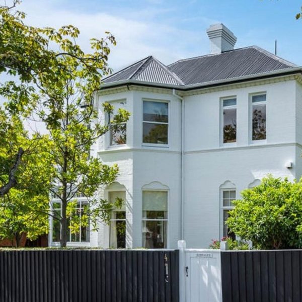 Bay cao nhất với 75 ngôi nhà Tassie bán được hơn 1 triệu đô la trong một tháng