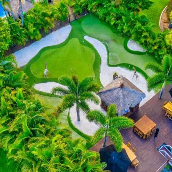 Khu nhà nghỉ dưỡng ven sông với sân gôn tư nhân tiếp cận thị trường