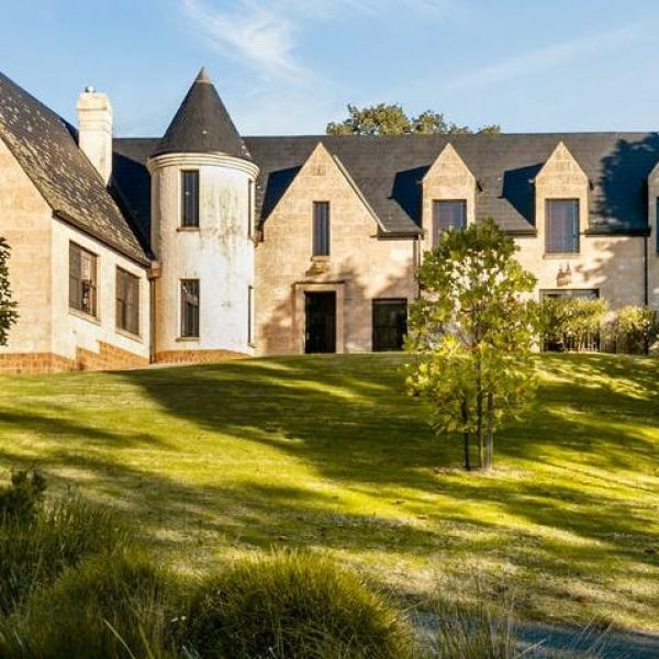 Pakenham ‘lâu đài’ pha trộn giữa Hogwarts và biển cả