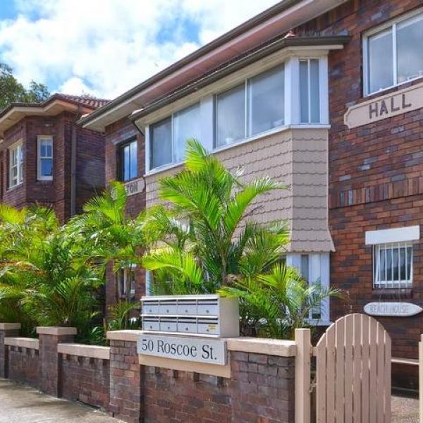 Tám chủ sở hữu bán căn hộ Bondi Beach Art Deco, Milton Hall cầm cự với số tiền cao nhất
