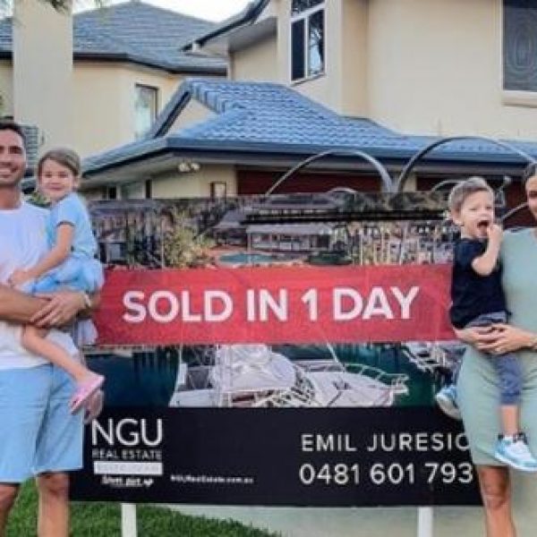 Thị trường nóng bỏng: Cặp đôi người mẫu bán nhà Brisbane chỉ trong một ngày
